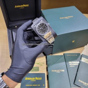 High-quality replica Royal Oak 15400 showing classic dial layout and date window at 3 o’clock