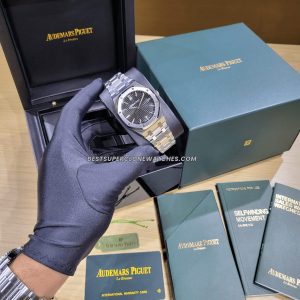 High-quality replica Royal Oak 15510ST showing luminous hands and applied markers