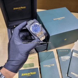 High-quality replica Royal Oak 15400 showing date window at 3 o’clock on blue dial