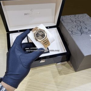 High-quality imitation of Nautilus 5711 in rose gold with integrated bracelet