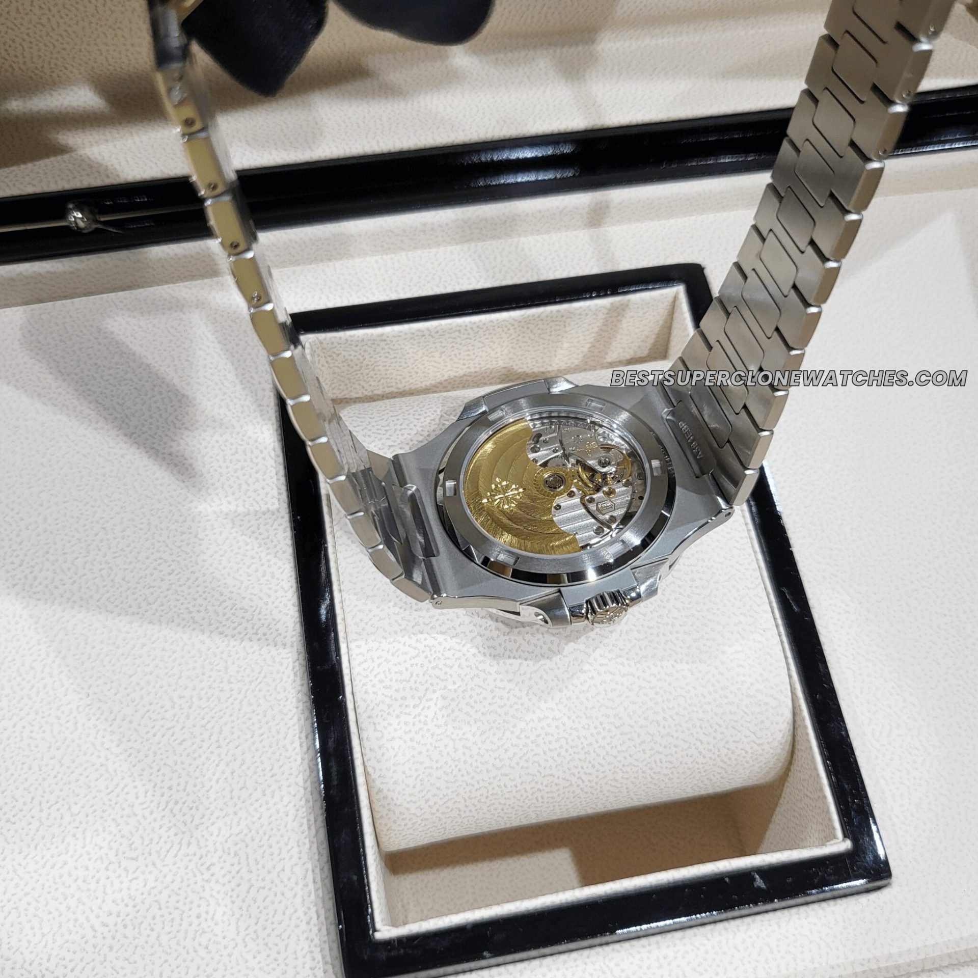 Detailed shot of the replica Nautilus rose gold bracelet with polished and brushed links