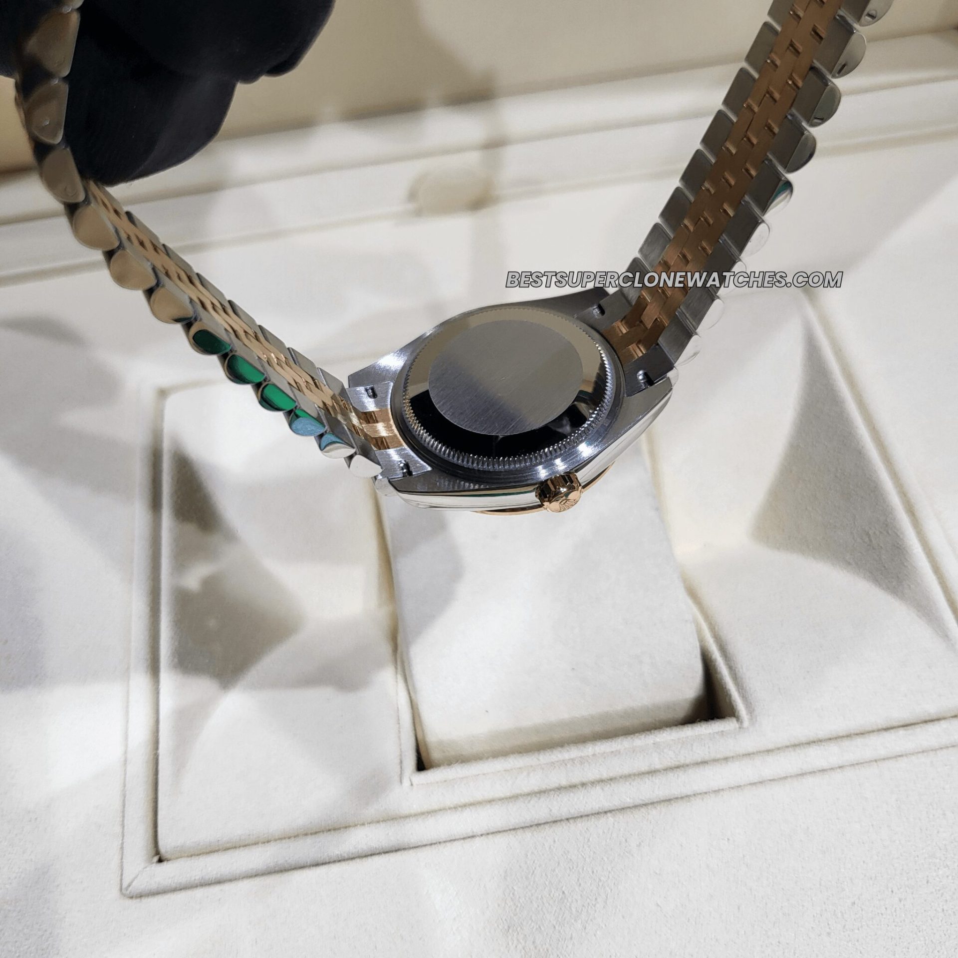 Fake Rolex Datejust with white mother-of-pearl dial, Everose Gold and Oystersteel case, 31mm size