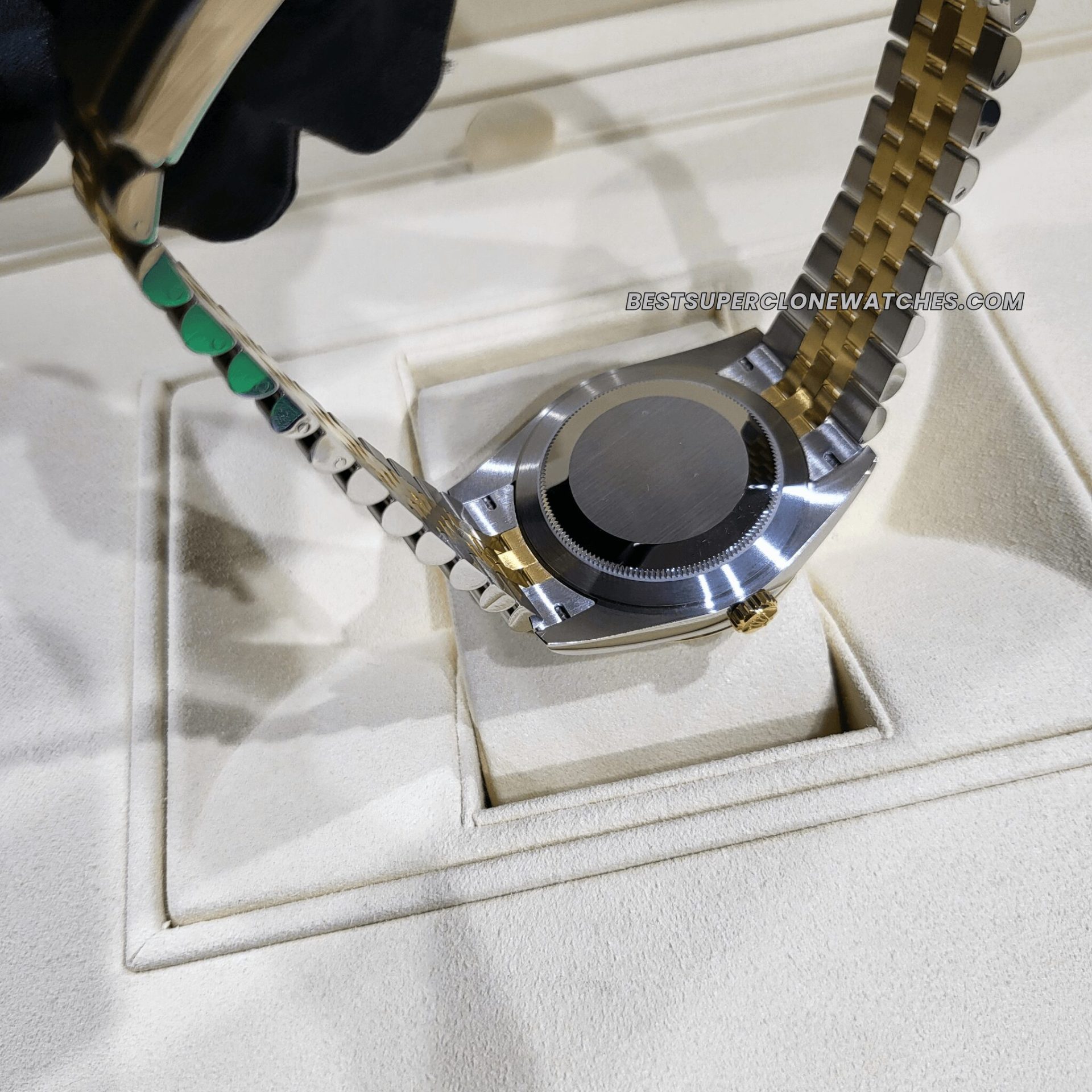 Detailed view of the fake Rolex Datejust Ref-126333 with champagne-coloured diamond-set dial, Oystersteel, and yellow gold design—super clone edition.