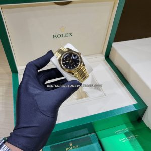 High-quality replica of Rolex Day-Date with bright black dial and presidential bracelet