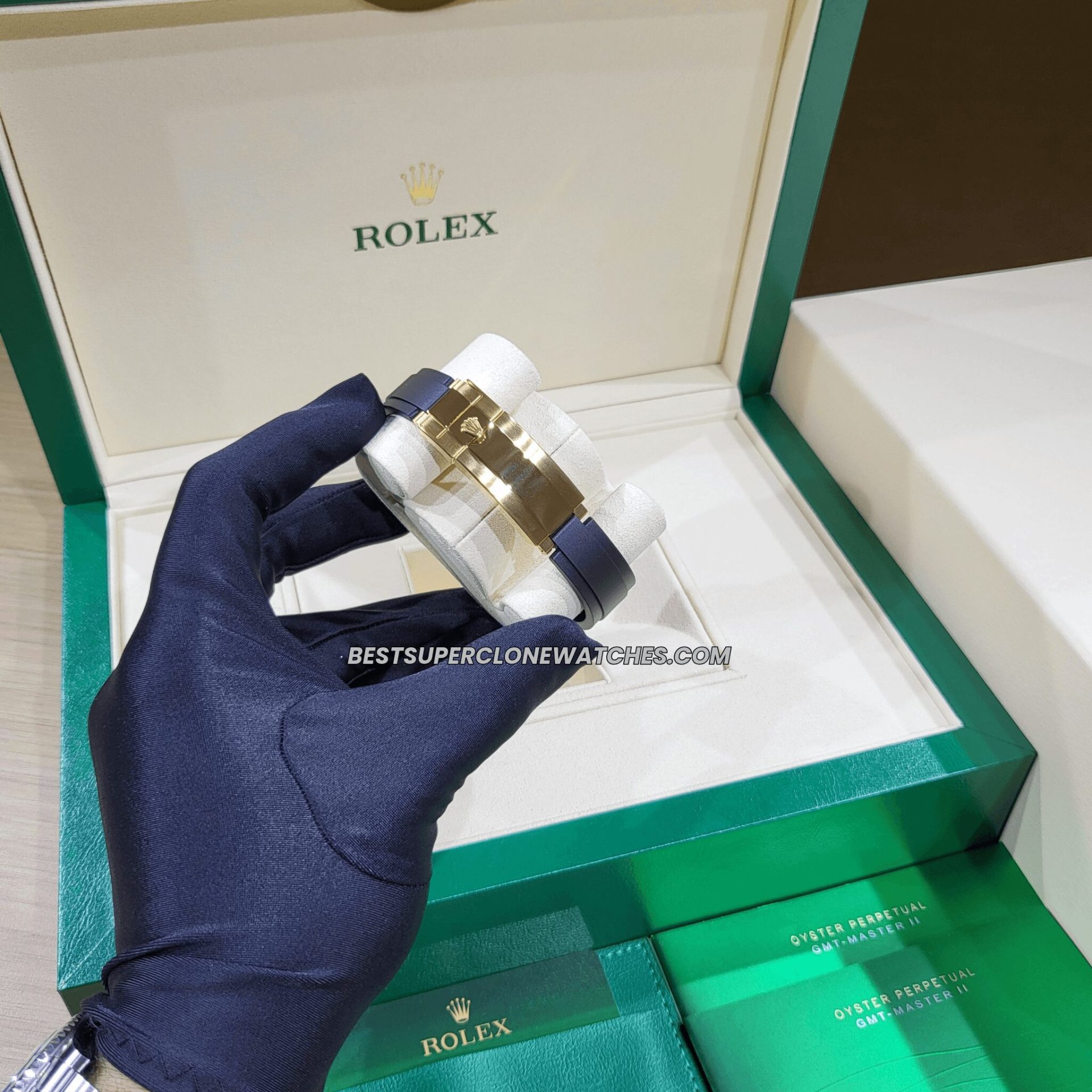 Rolex Daytona replica watch with 18kt yellow gold case and flexible oysterflex rubber strap