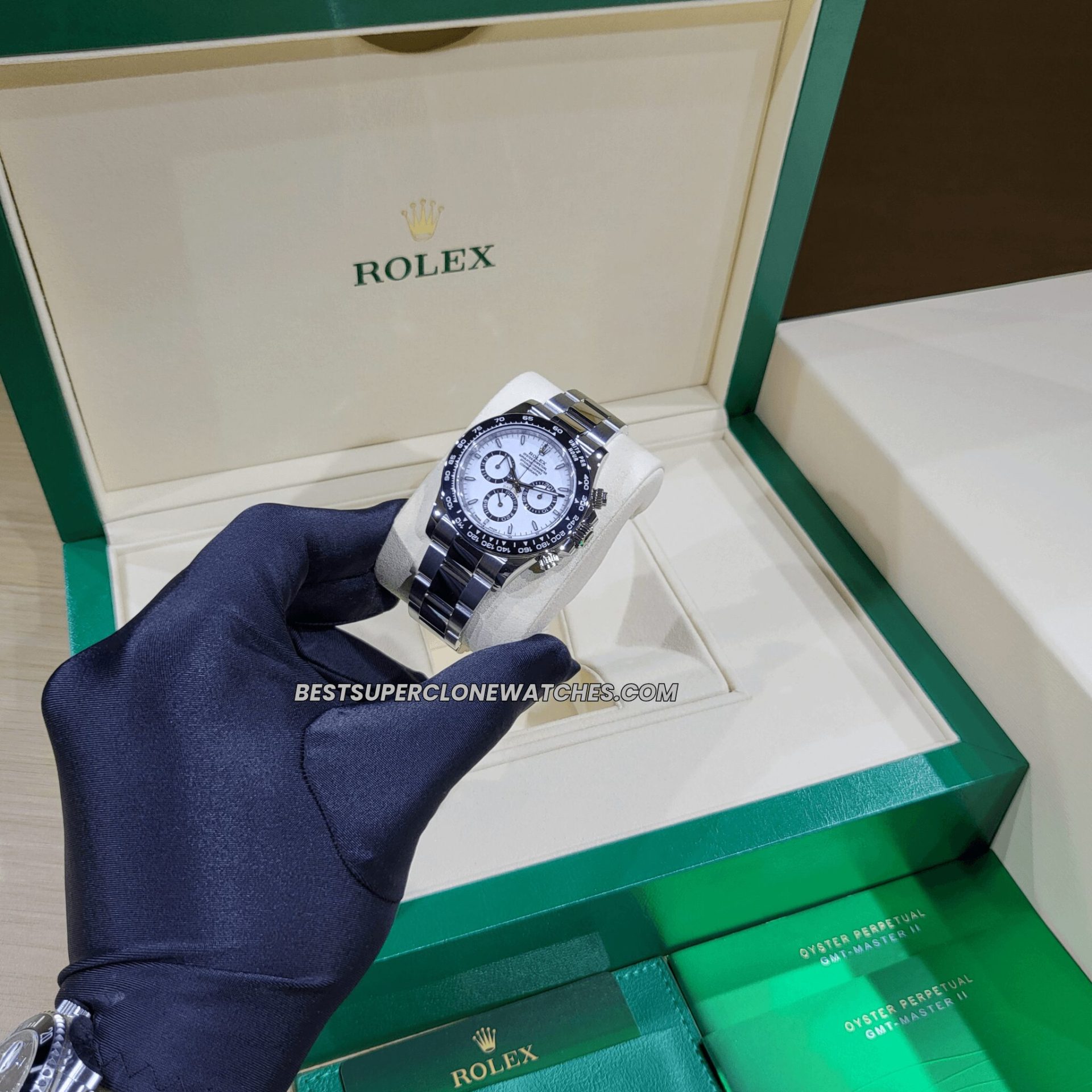 Luxury fake Rolex Daytona with chronograph subdials on white panda dial