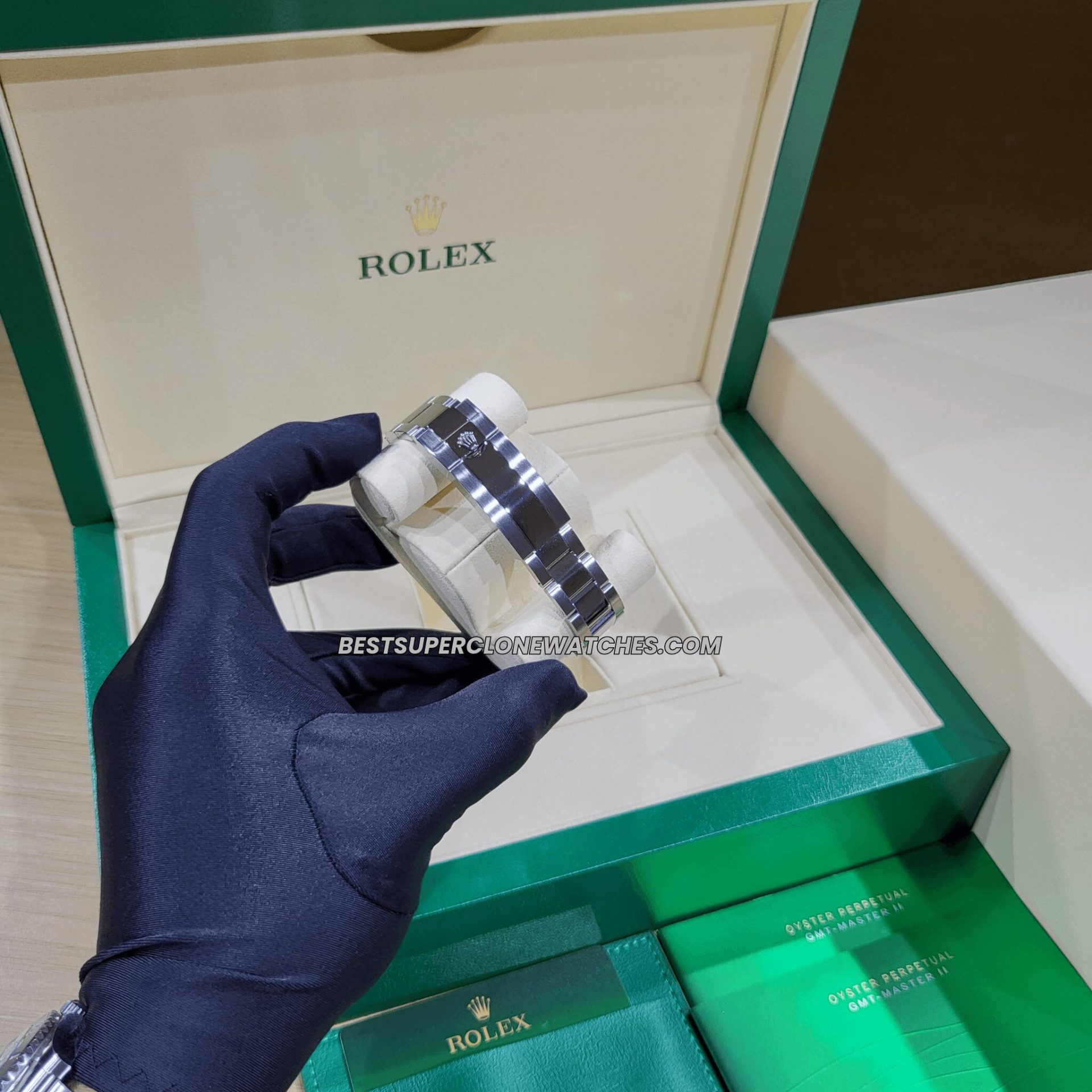 Replica Rolex Daytona with 4131 clone movement featuring white dial with black chronograph subdials