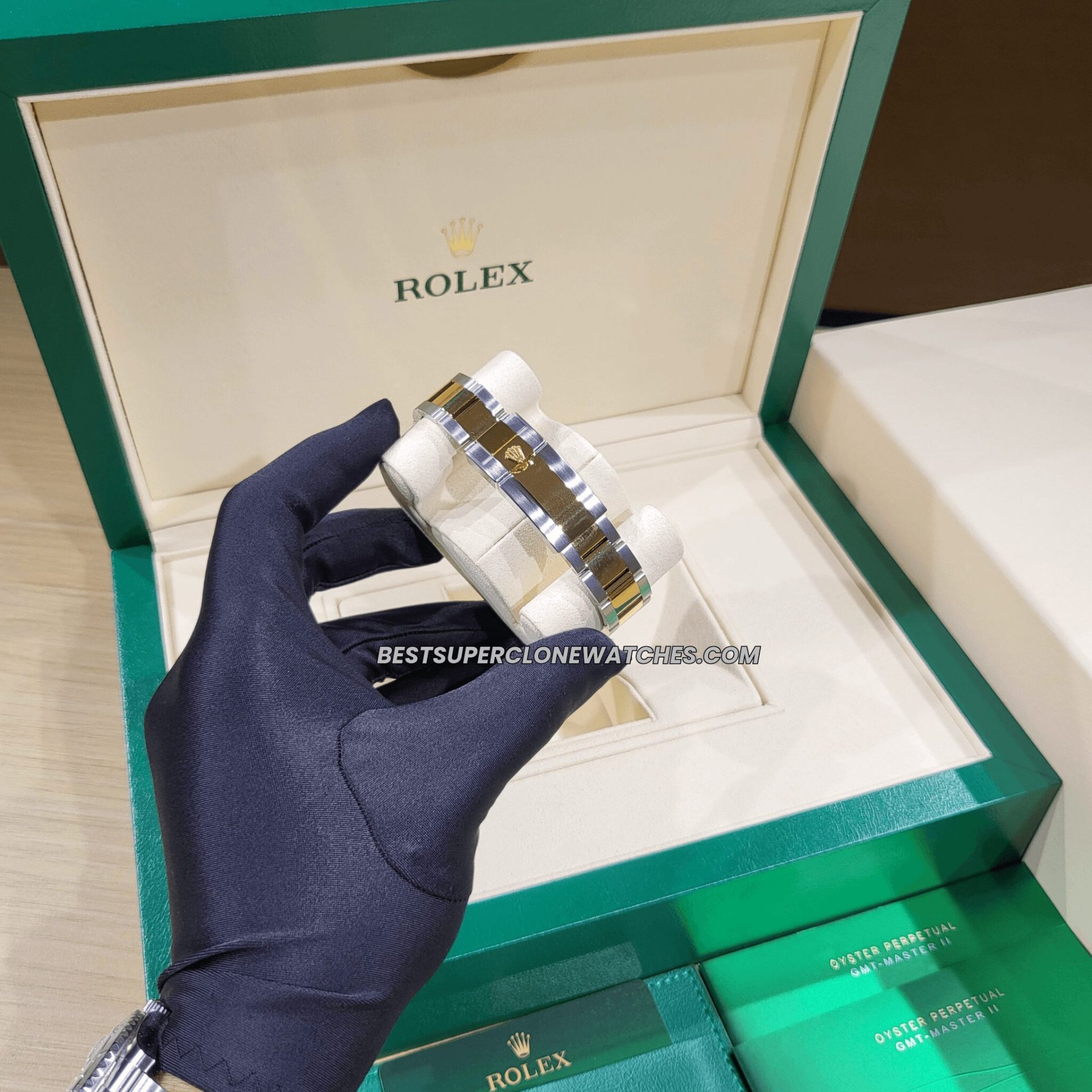 Replica Rolex Daytona featuring 4131 clone movement and two-tone yellow Rolesor with white dial