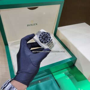 Close-up of the Rolex Submariner 3230 Swiss super clone, featuring a black dial and Oystersteel case—ideal for diving enthusiasts.